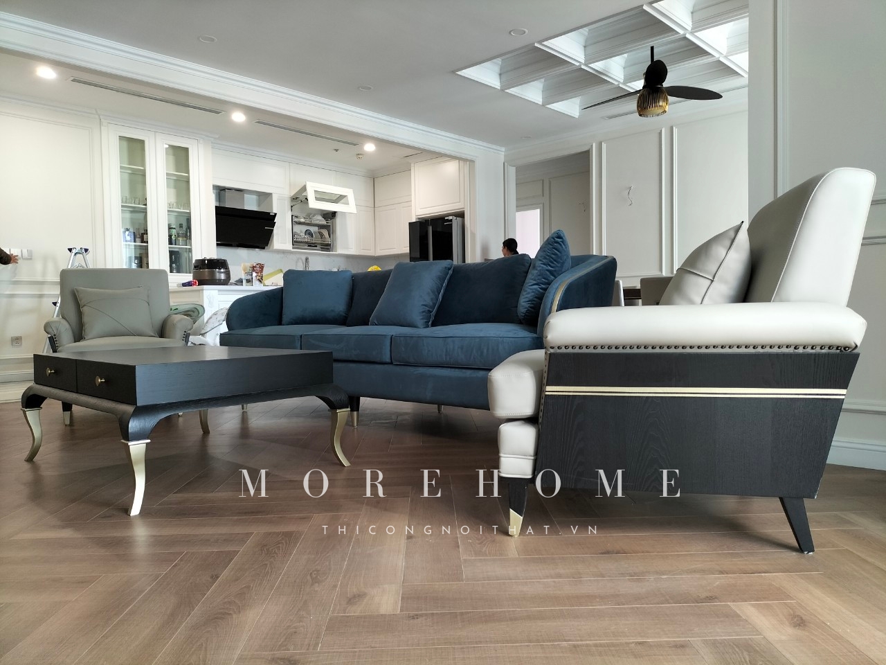 Bộ sofa tân cổ điển sử dụng hai màu tạo nên điểm nhấn đỡ nhàm chán cho không gian phòng khách kết hợp cùng chiếc bàn trà đơn giản nhưng không kém sang trọng làm tôn lên vẻ đẹp của bộ sofa.