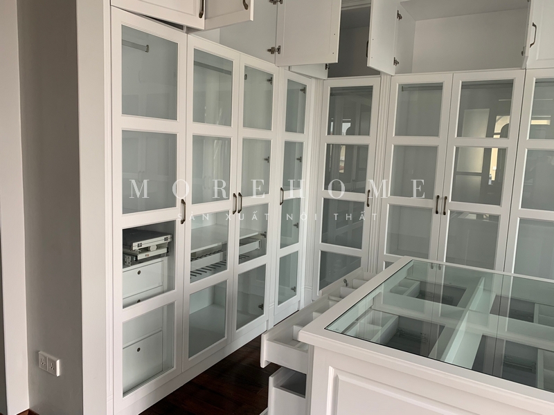 Thi công tủ quần áo khung gỗ tự nhiên màu trắng mặt kính âm tường hiện đại sắp xếp trưng bày những món đồ, phụ kiện được bảo quản tốt nhất và tiện lợi cho quá trình lựa chọn tiết kiệm thời gian