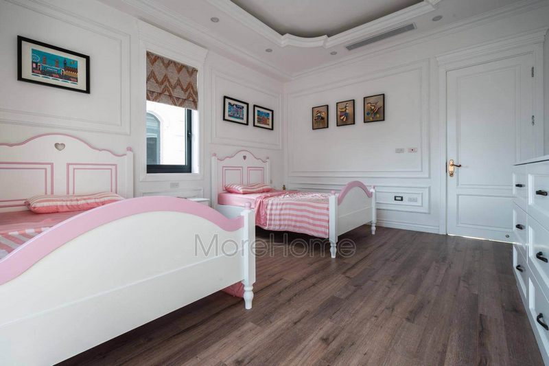 Giường ngủ công chúa được trang trí bằng màu trắng và hồng, tạo nên một cảnh dễ thương vô cùng.