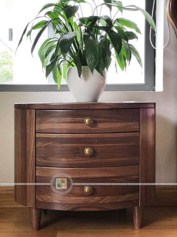 Tại công trình thi công đồ nội thất gỗ óc chó biệt thự Hưng Yên, có hình ảnh thực tế của một táp đầu giường gỗ óc chó.